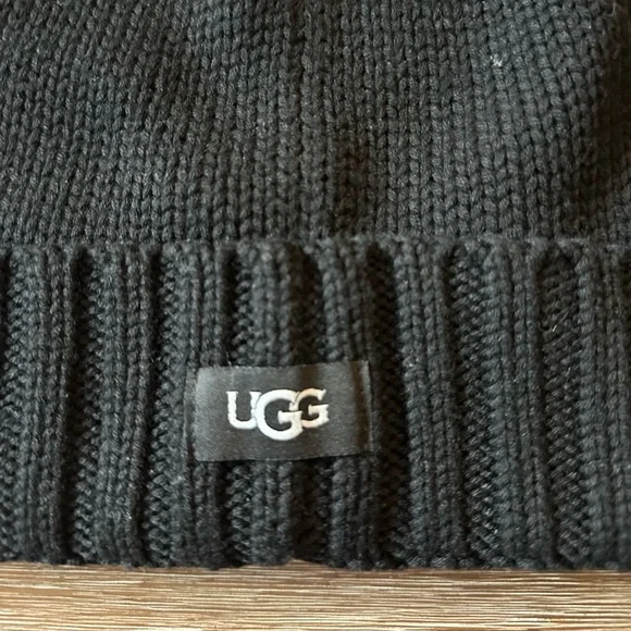 UGG Pom Pom Knit Beanie Hat Light Black Women’s NEW - Picture 2 of 5